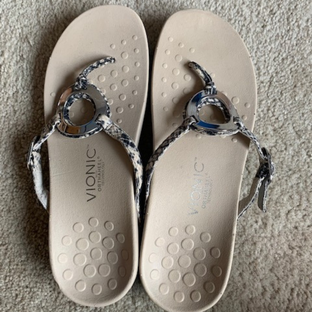 Vionic sandals size 8